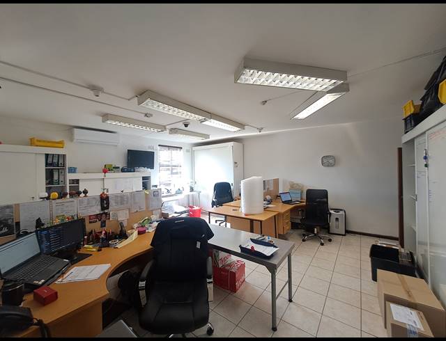 750M² OFFICE FOR SALE IN BRAMLEY